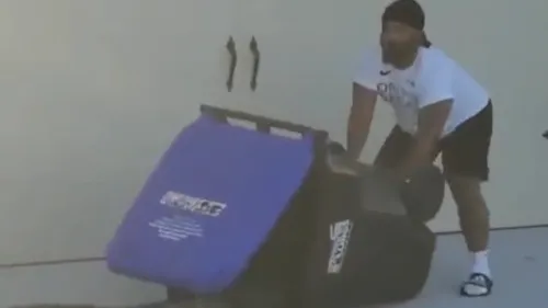 Un homme capture un alligator… avec une poubelle ! (Vidéo)